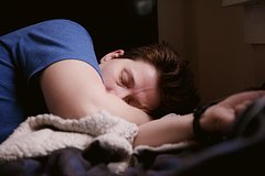 Подробнее о статье Названы три самые полезные для здоровья спины позы во время сна